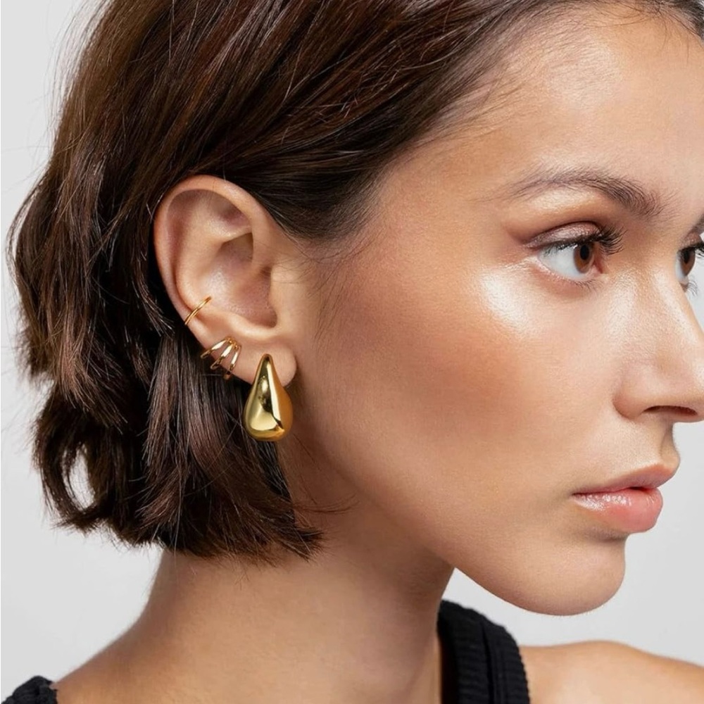 Teardrop post earring